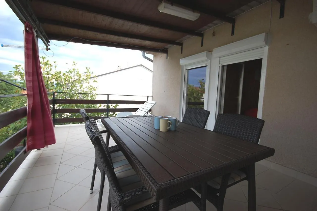 Apartment Stefani By El-Pi Tours location